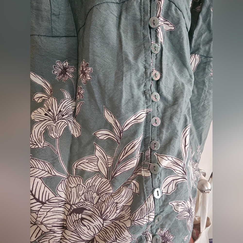 Floral Button-Down Blouse - Picture 6 of 7